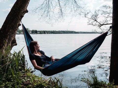 Eine Frau liegt in einer Hängematte am Stienitzsee 