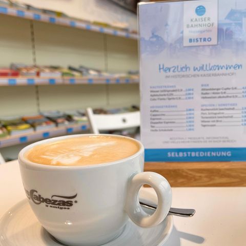 Kaffeetasse mit Aufsteller des Café Angebots in der Touristinformation Hoppegarten