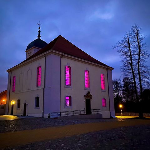 Night of Light in Altlandsberg, die Schlosskirche erstrahlt in pinkem Licht