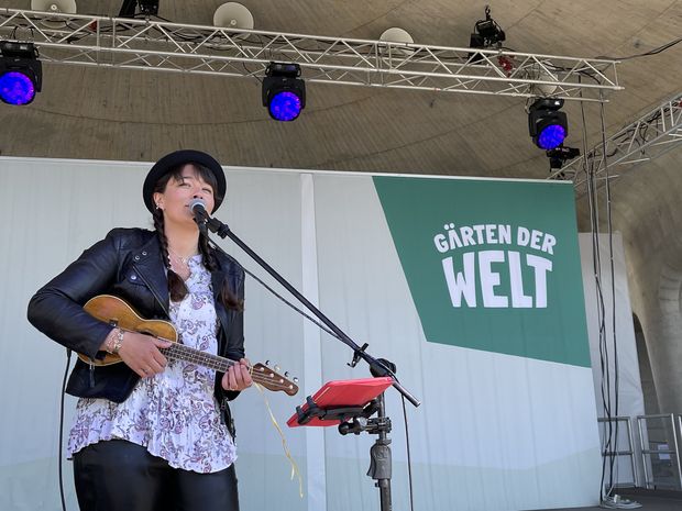 Singer-Songwriterin Leona Heine beim Nachbarschaftsfest