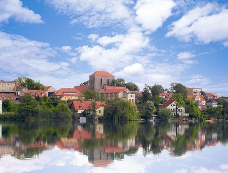 Altstadtsilhouette von Strausberg spiegelt sich im Wasser