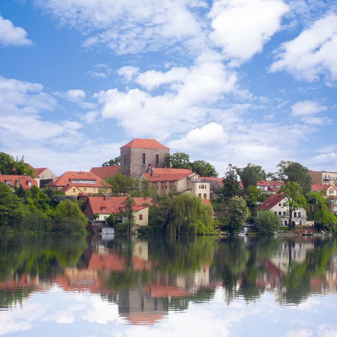 Altstadtsilhouette von Strausberg spiegelt sich im Wasser