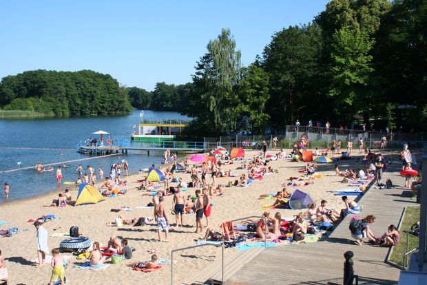 Strandbad am Bötzsee mit vielen Besuchern 