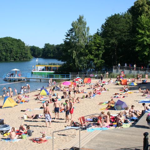 Strandbad am Bötzsee mit vielen Besuchern 